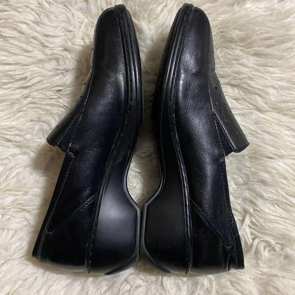 Aravon by New‎ Balance size 8 Kiley Floral Cut Out Black Leather Loafer